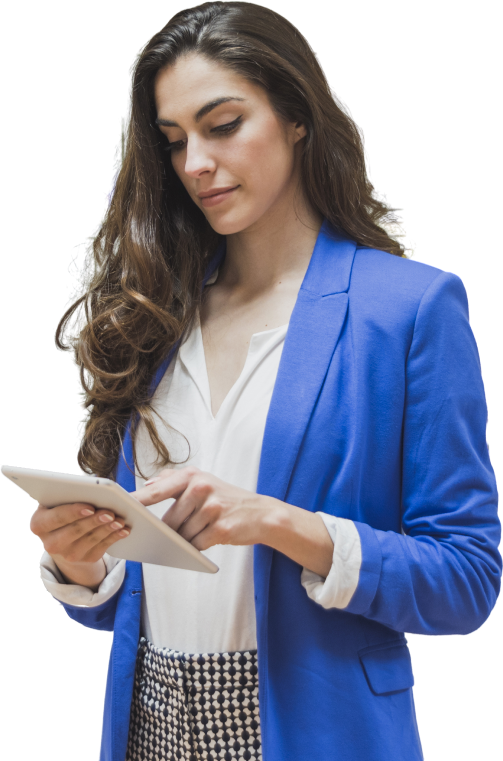 Professionnelle consultant une stratégie patrimoniale sur une tablette